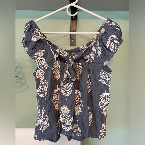 Old Navy Women’s off-the-shoulder top - Picture 2 of 2